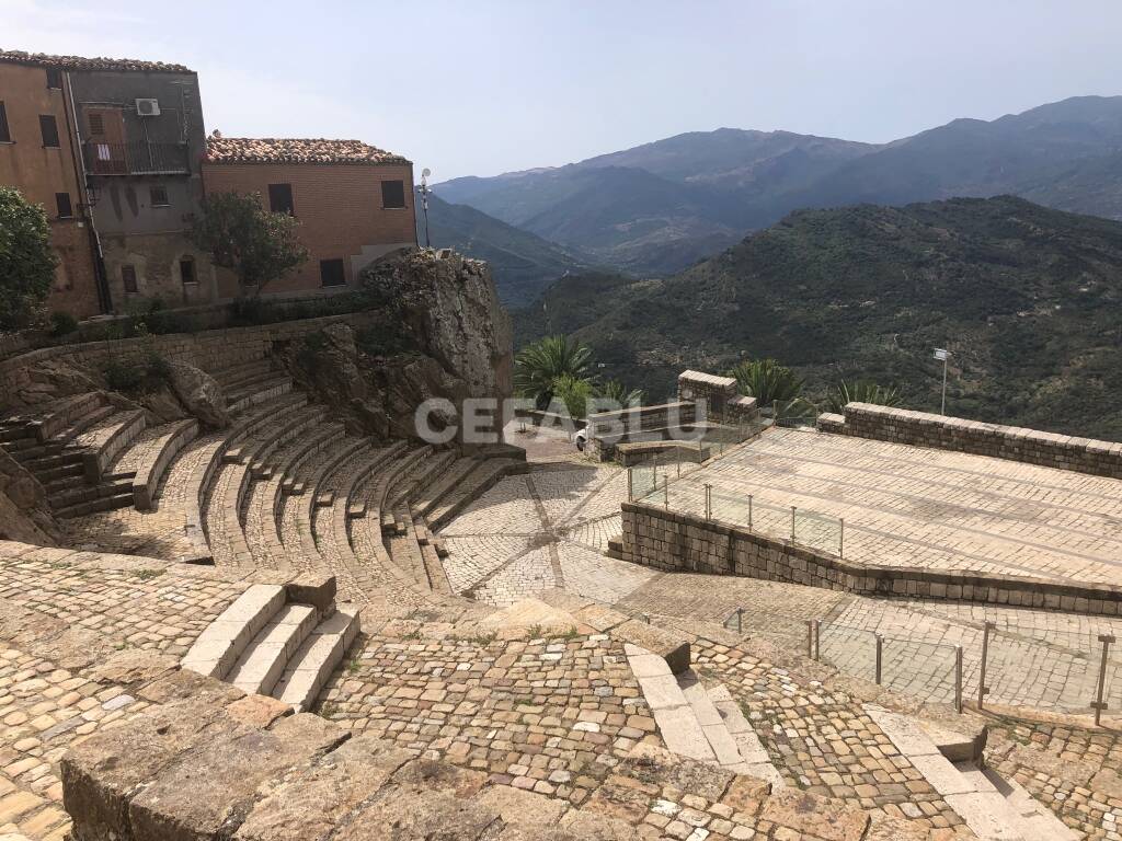 Pollina teatro greco pietra rosa 