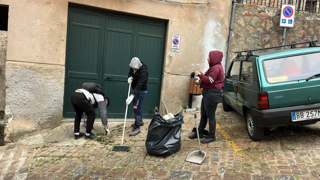 Pollina: operazione di pulizia e cura del verde