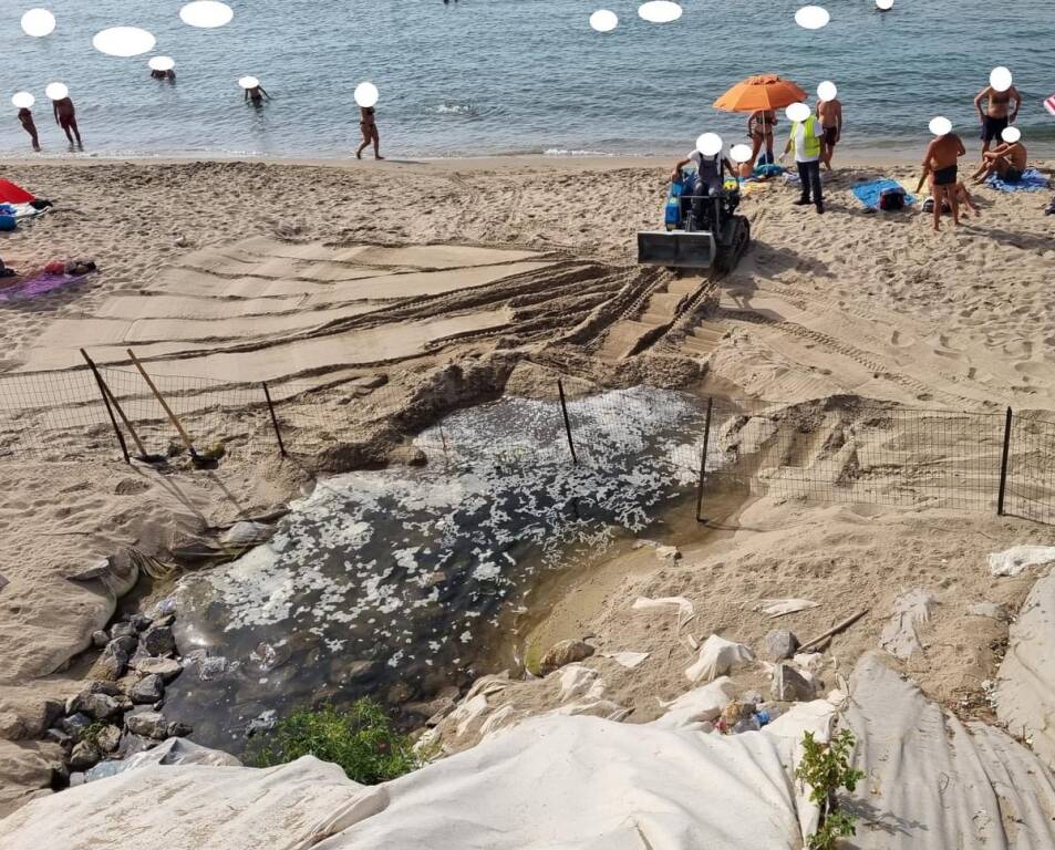 Acqua stagnante Cefalù spiaggia 