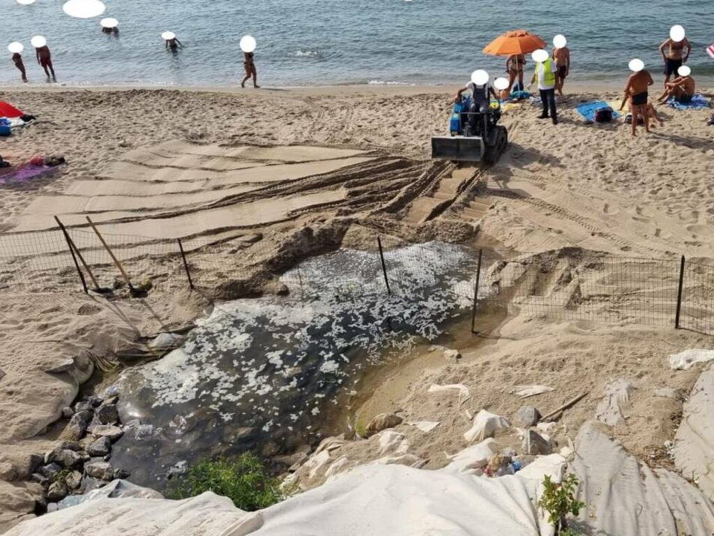 Acqua stagnante Cefalù spiaggia 